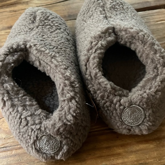 NWT Victoria Secret slippers - Picture 2 of 6